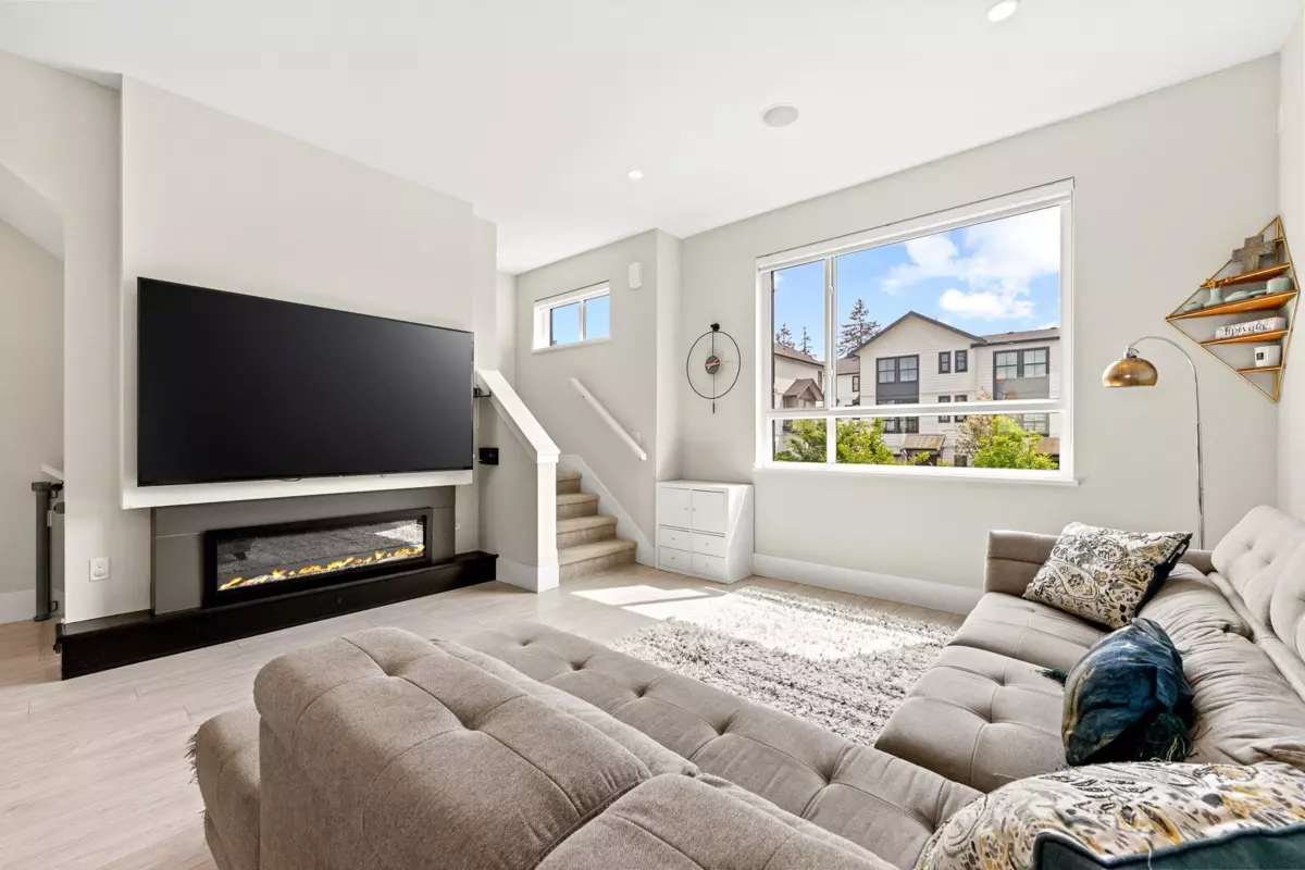 Dining Area Photo of 37 16589 25a Avenue, Surrey, BC