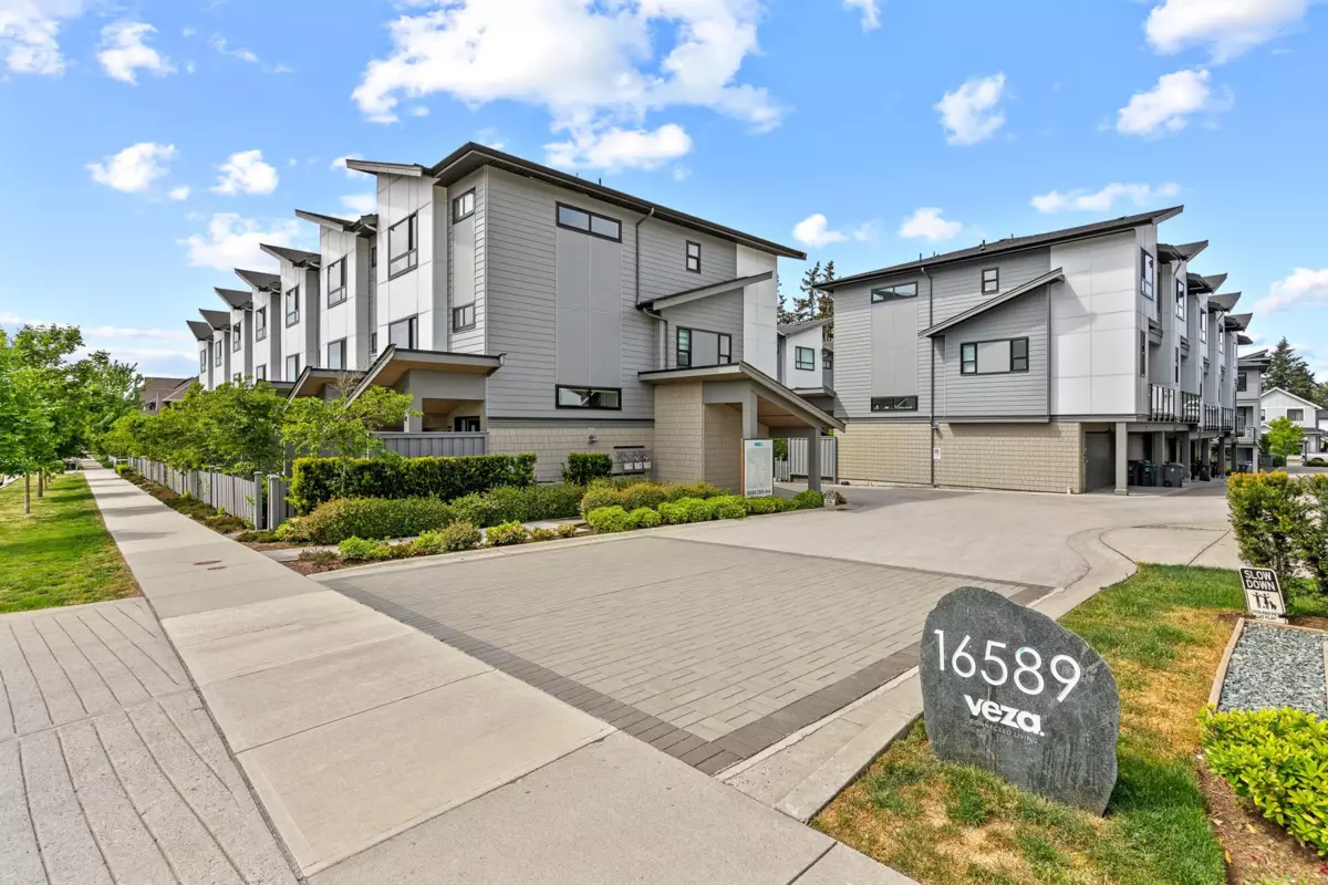 Living Room Photo of 37 16589 25a Avenue, Surrey, BC