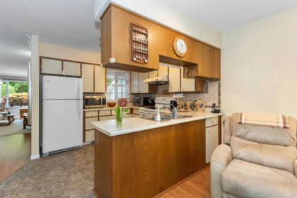 Kitchen Island Photo of 11 33020 Maclure Road, Abbotsford, BC