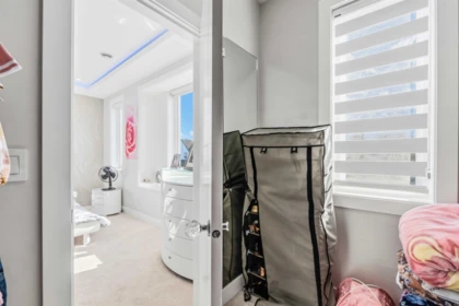 Entry Foyer Photo of 19247 71 Avenue, Surrey, BC