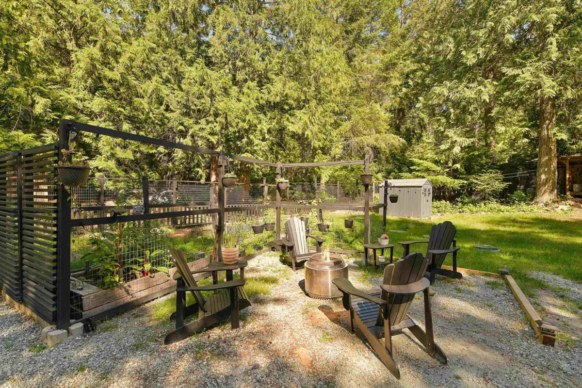 Family Room Photo of 506 Bluff Way, Mayne Island, BC