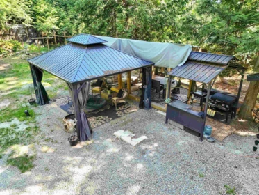 Kitchen Island Photo of 506 Bluff Way, Mayne Island, BC