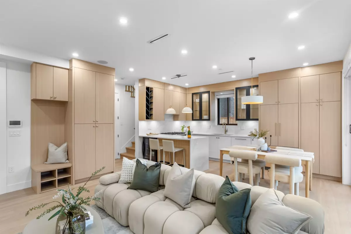 Family Room Photo of 2 165 E 45th Avenue, Vancouver, BC
