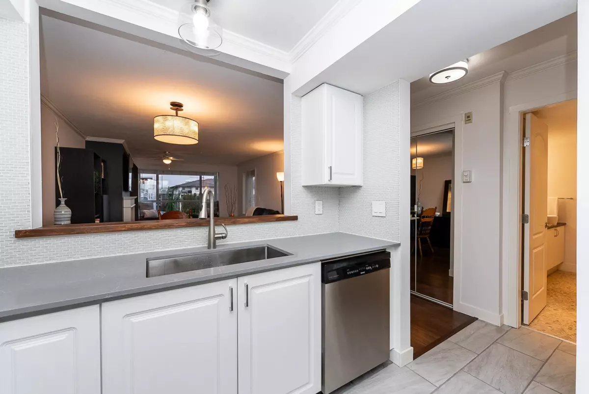 Living Room Photo of 305 2340 Hawthorne Avenue, Port Coquitlam, BC