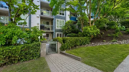 Powder Room Photo of 106 8495 Jellicoe Street, Vancouver, BC