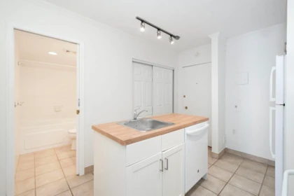 Kitchen Island Photo of 108 1425 Esquimalt Avenue, West Vancouver, BC