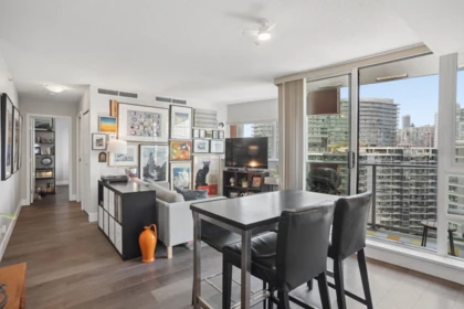 Kitchen Island Photo of 2201 918 Cooperage Way, Vancouver, BC
