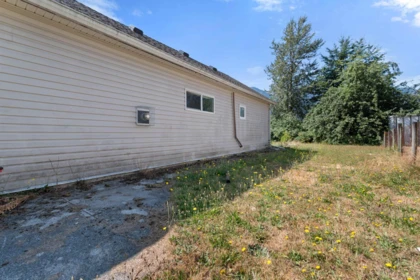 Backyard Photo of 944 3rd Avenue, Hope, BC
