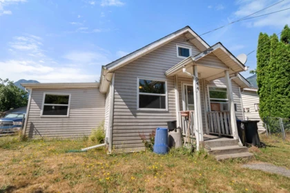 944 3rd Avenue, Hope, BC, Hope — Single Family Residence for sale