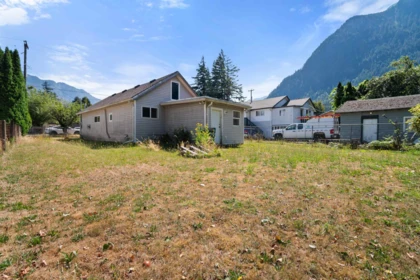 Front Yard Photo of 944 3rd Avenue, Hope, BC