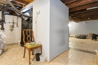 Garage Interior Photo of 944 3rd Avenue, Hope, BC