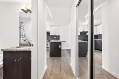 Entry Foyer Photo of 406 14 Begbie Street, New Westminster, BC