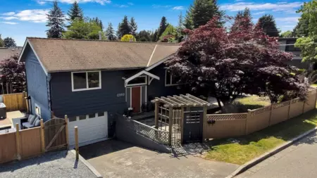 13950 Blackburn Avenue, White Rock, BC, White Rock — Single Family Residence for sale