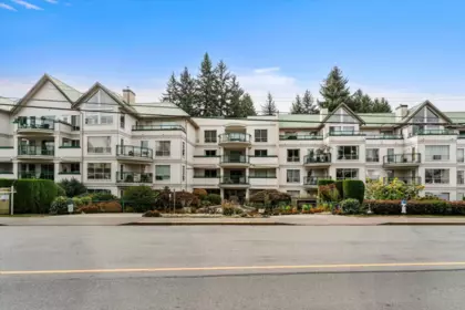 Swimming Pool Photo of 102 33280 E Bourquin Crescent, Abbotsford, BC