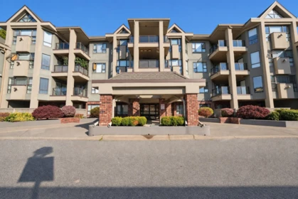 Front Yard Photo of 107 15241 18 Avenue, Surrey, BC