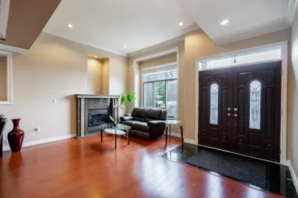 6857 Elwell Street, Burnaby, BC, Burnaby — Half Duplex for sale