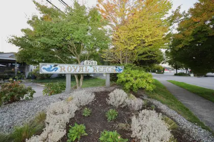23 5761 Wharf Avenue, Sechelt, BC, Sechelt — Townhouse for sale