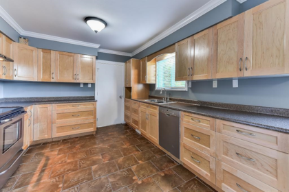 Walk-In Closet Photo of 19845 55a Avenue, Langley, BC
