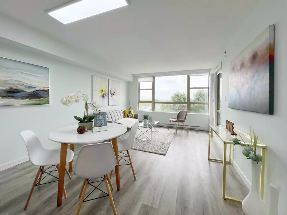 Family Room Photo of 904 6119 Cooney Road, Richmond, BC