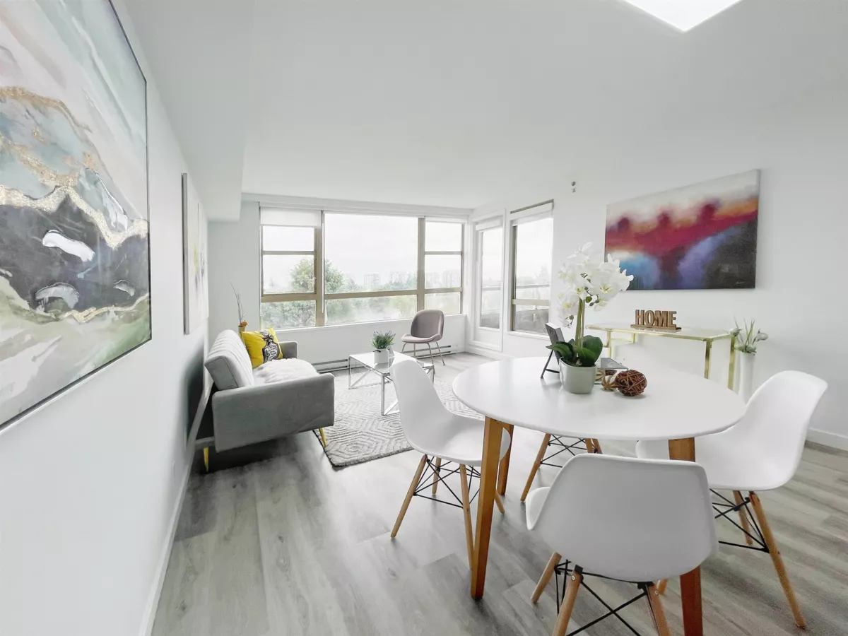 Living Room Photo of 904 6119 Cooney Road, Richmond, BC