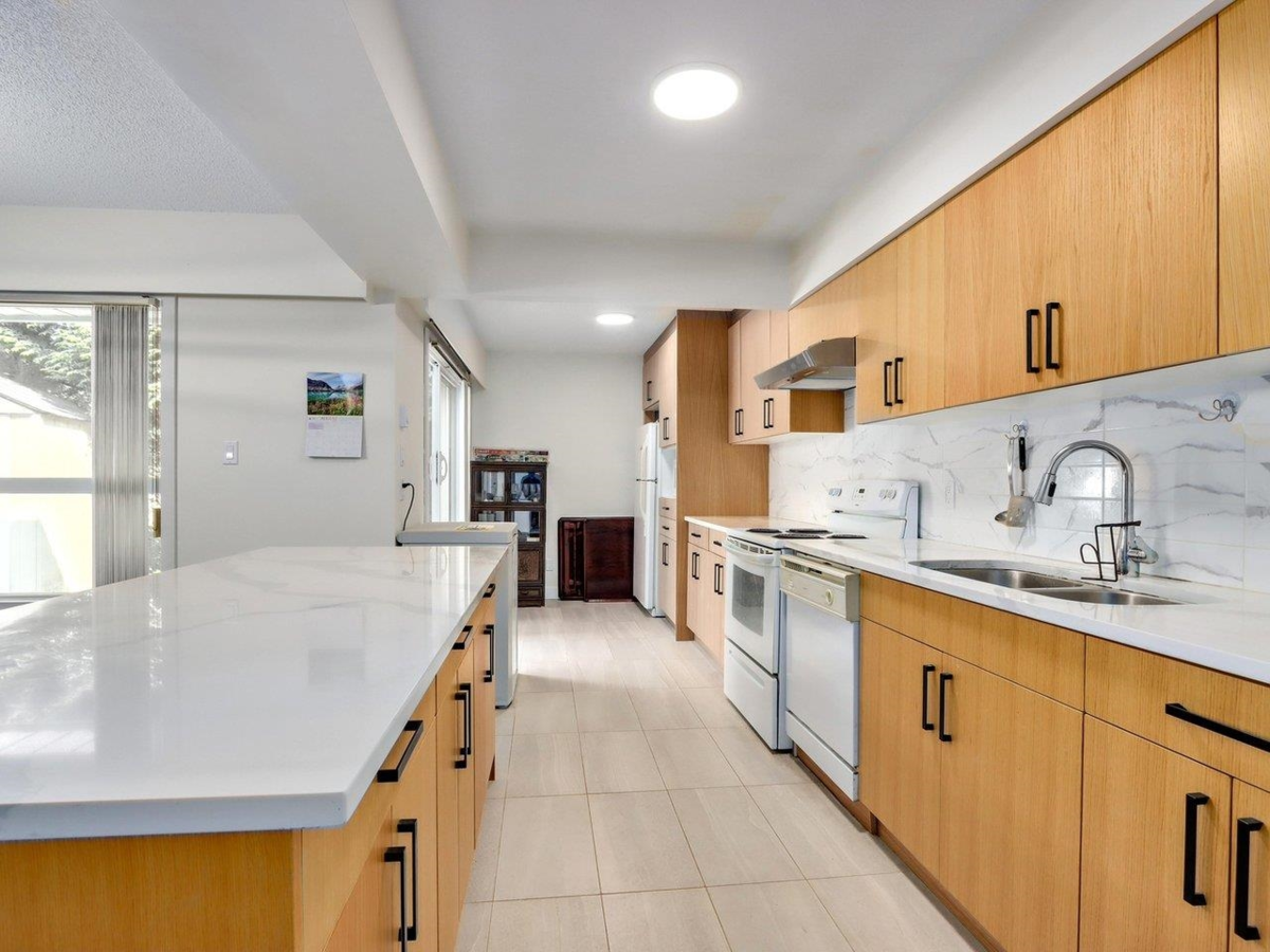 Breakfast Nook Photo of 3 9151 Forest Grove Drive, Burnaby, BC