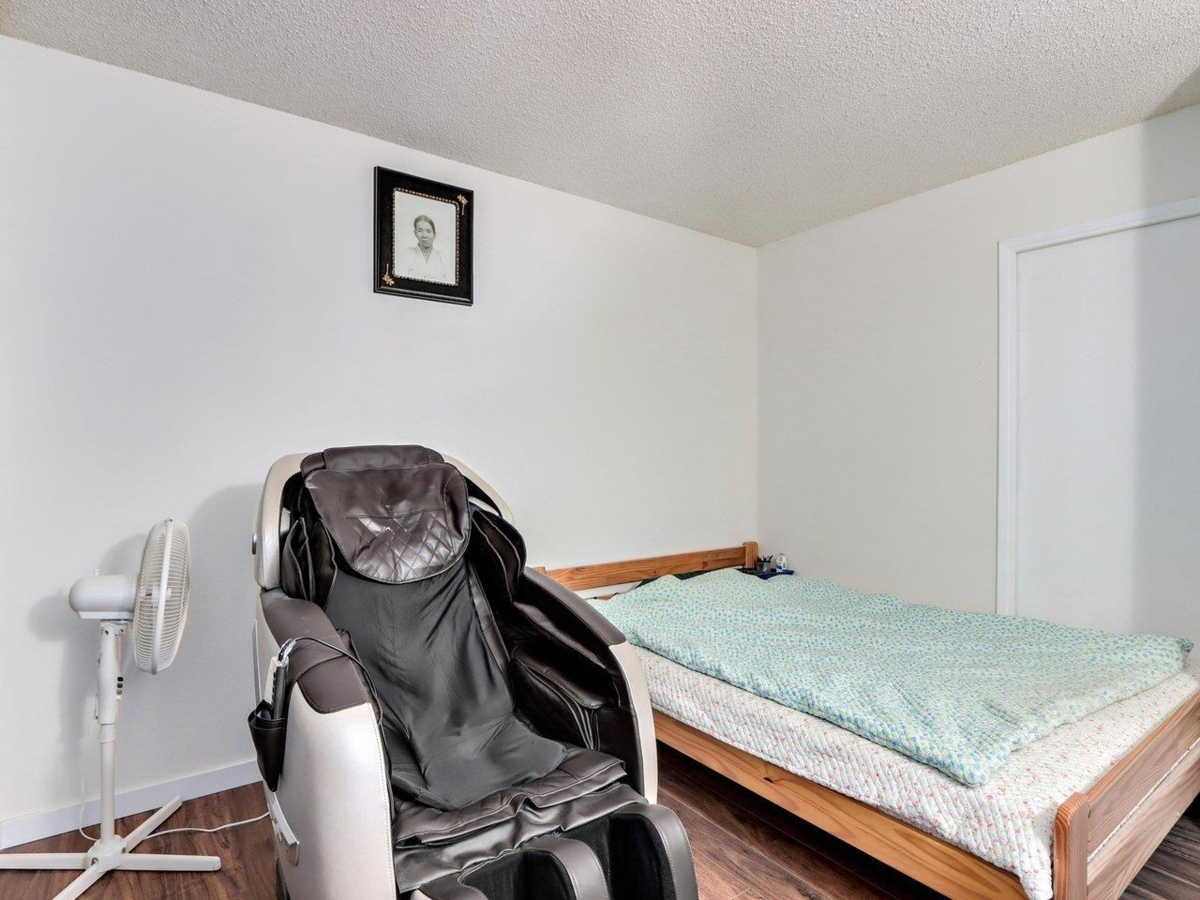 Guest Bathroom Photo of 3 9151 Forest Grove Drive, Burnaby, BC