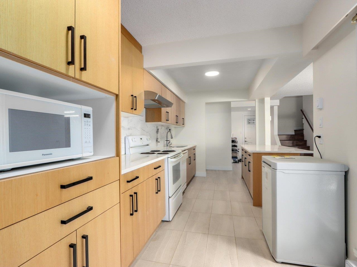 Primary Bathroom Photo of 3 9151 Forest Grove Drive, Burnaby, BC