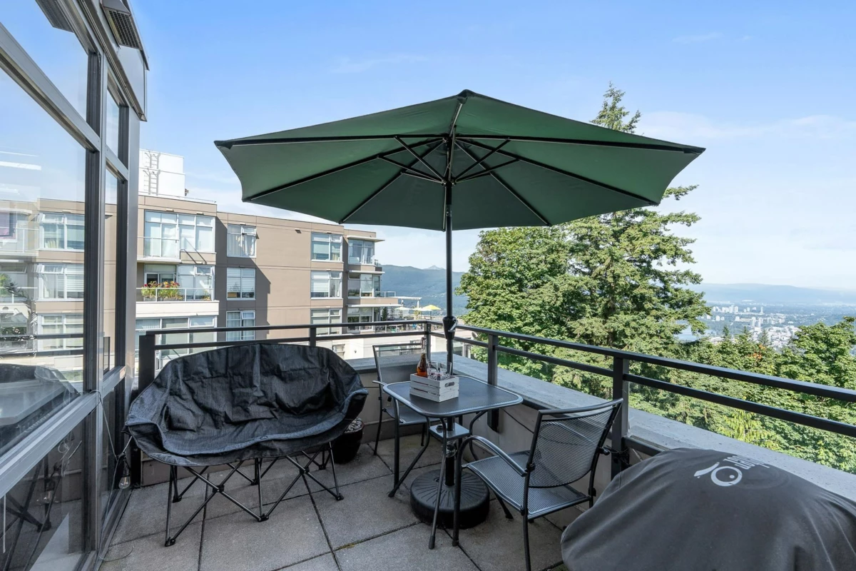 Entry Foyer Photo of 902 9300 University Crescent, Burnaby, BC