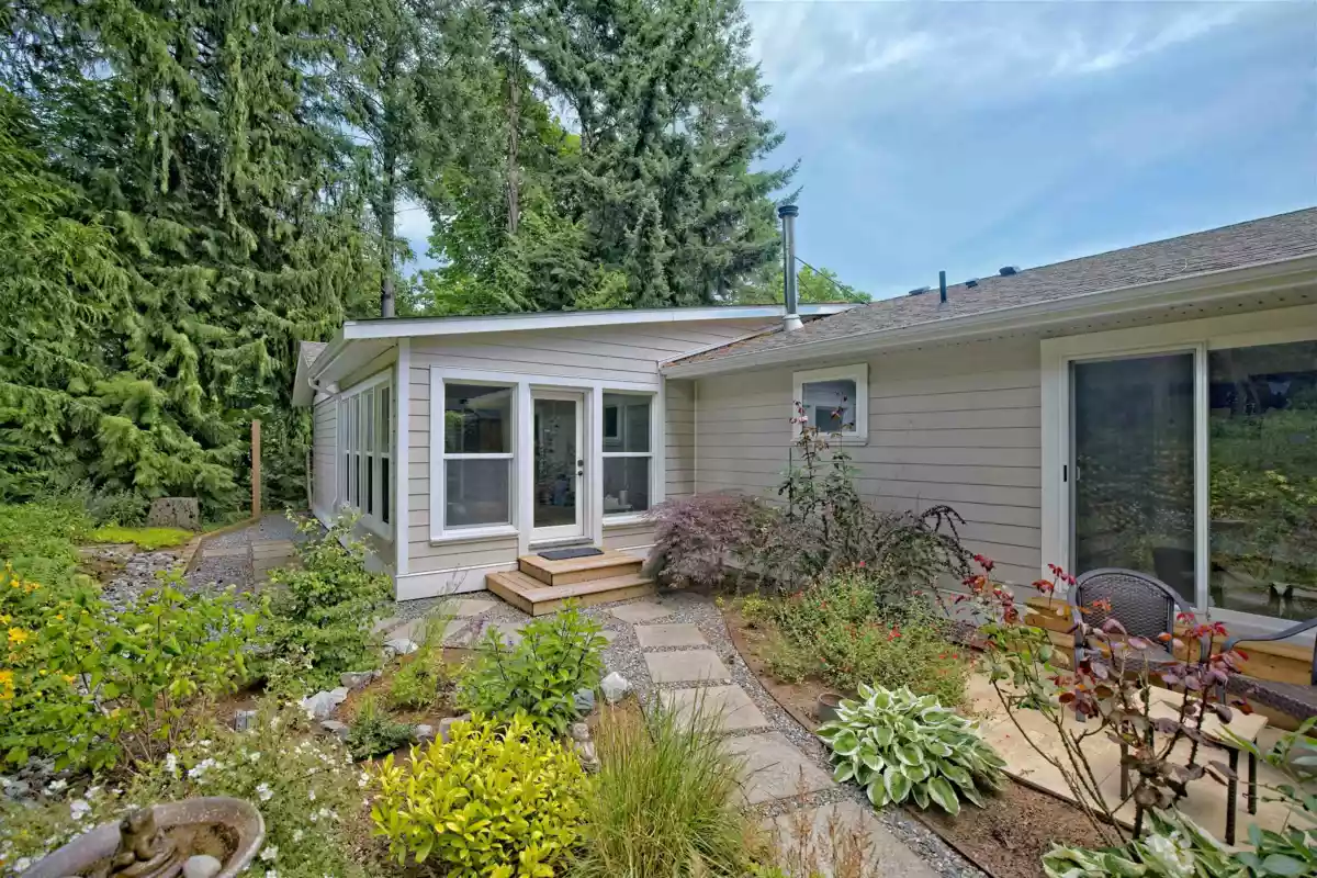 Breakfast Nook Photo of 118 Douglas Road, Salt Spring Island, BC