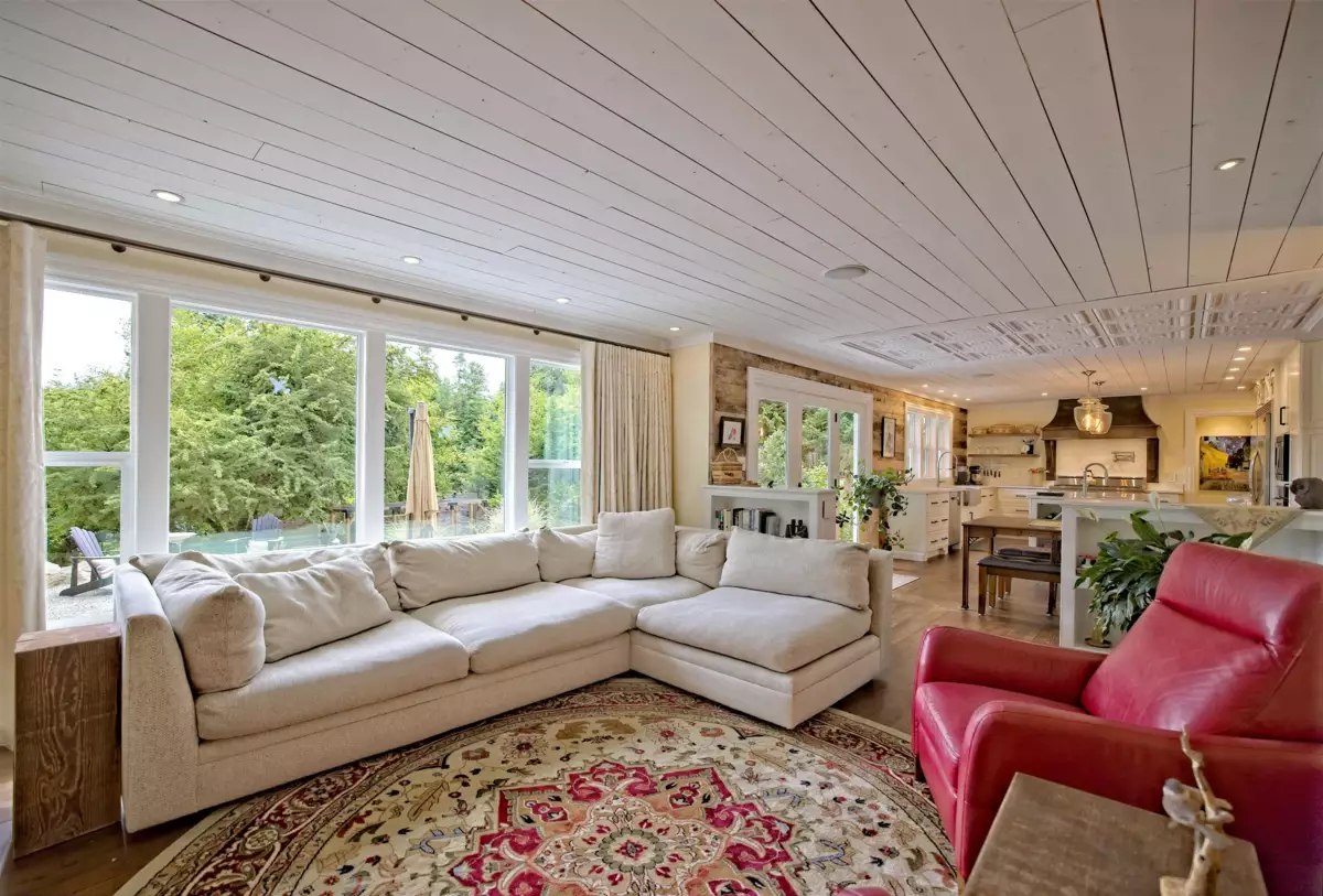 Hallway Photo of 118 Douglas Road, Salt Spring Island, BC