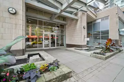 3006 2978 Glen Drive, Coquitlam, BC, Coquitlam — Apartment/Condo for sale
