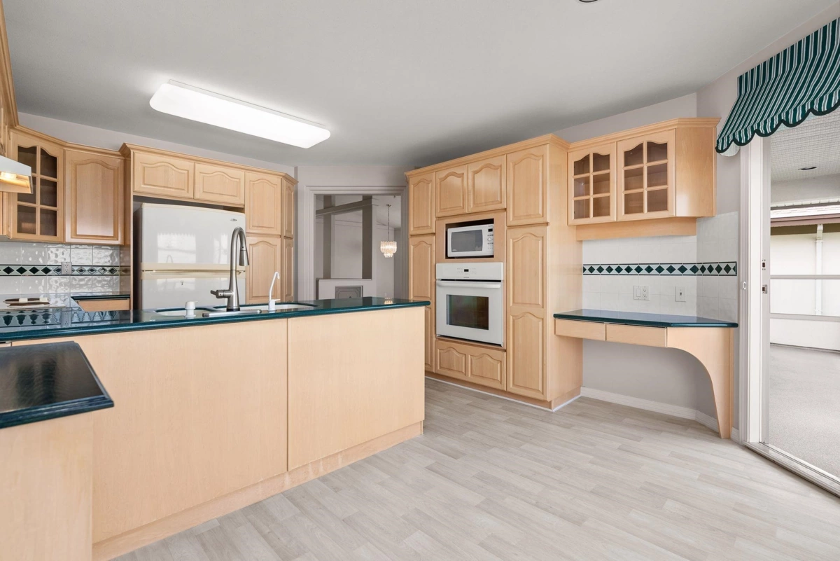 Walk-In Closet Photo of 9 31445 Ridgeview Drive, Abbotsford, BC