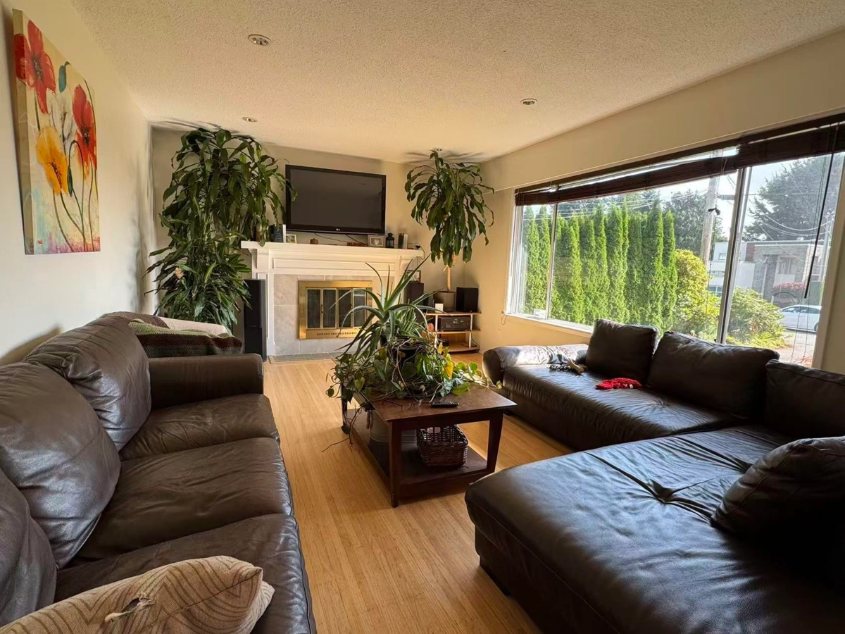 Dining Area Photo of 14181 Malabar Avenue, White Rock, BC