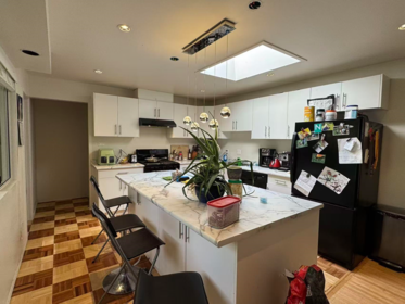 Kitchen Island Photo of 14181 Malabar Avenue, White Rock, BC