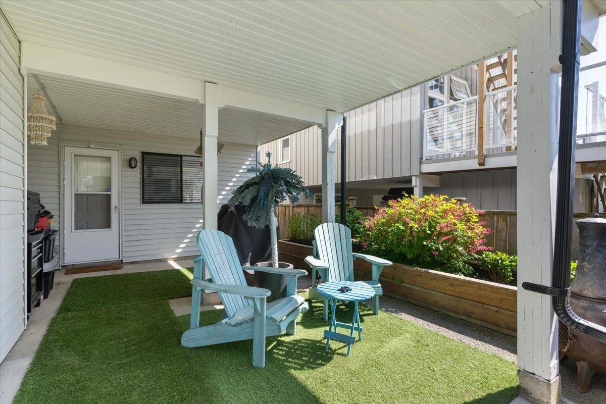 Entry Foyer Photo of 965 Keil Street, White Rock, BC