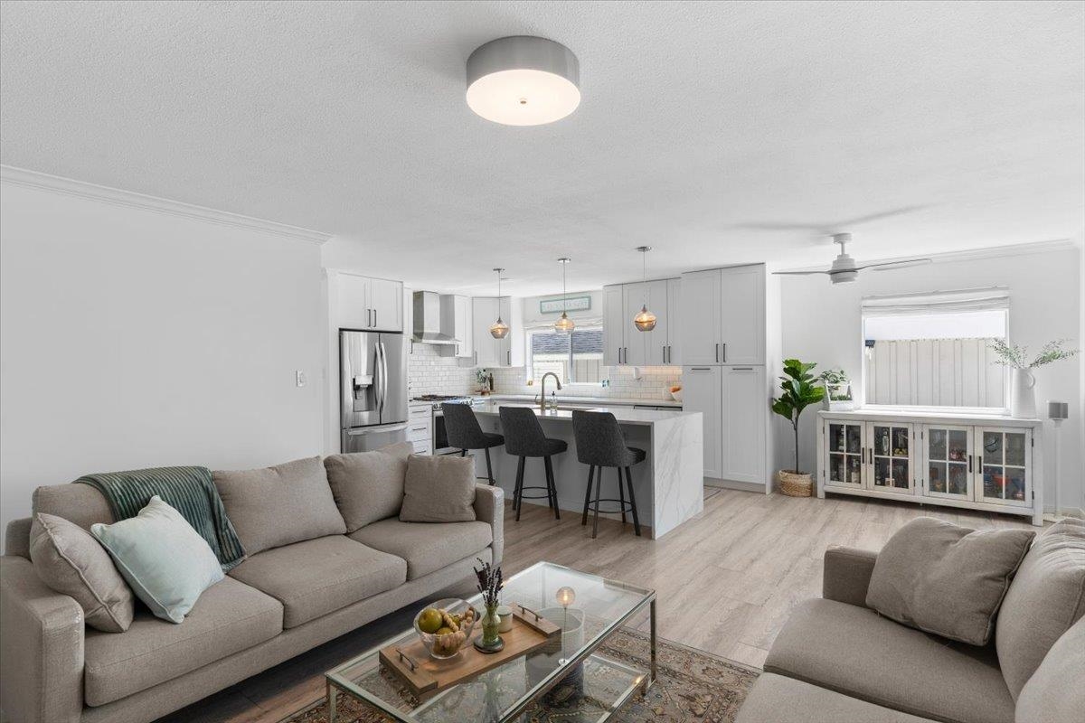 Kitchen Island Photo of 965 Keil Street, White Rock, BC