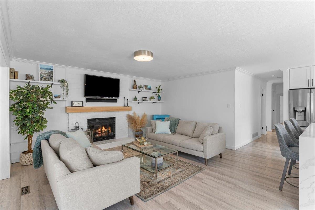 Kitchen Photo of 965 Keil Street, White Rock, BC