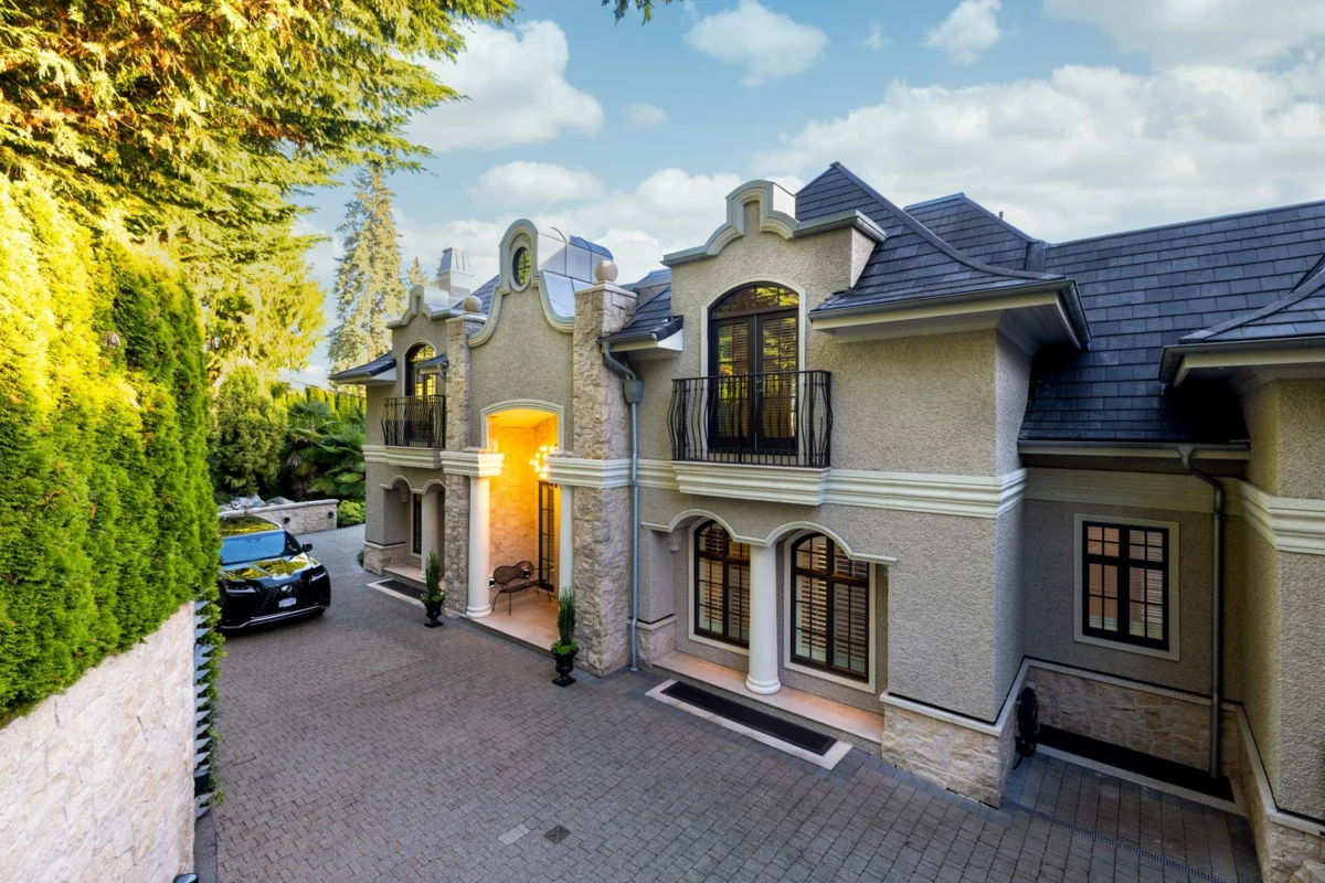 Family Room Photo of 2912 Mathers Avenue, West Vancouver, BC