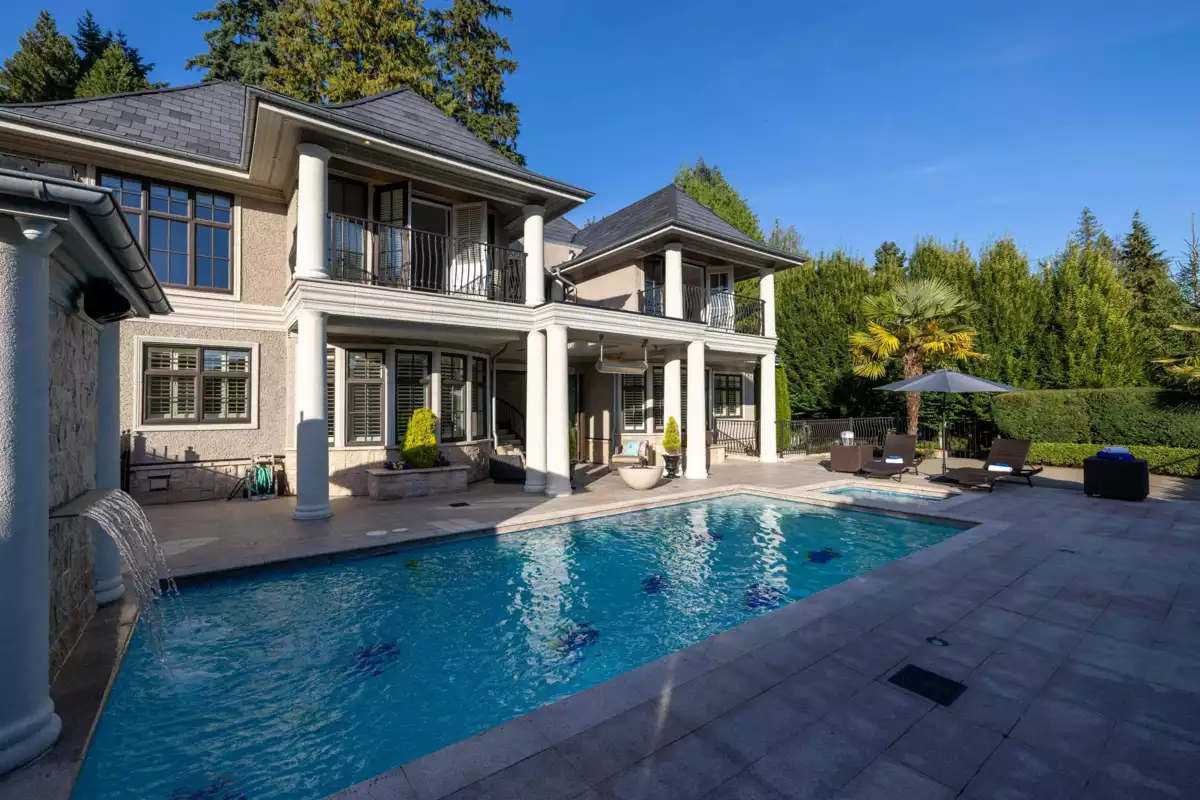 Kitchen Island Photo of 2912 Mathers Avenue, West Vancouver, BC