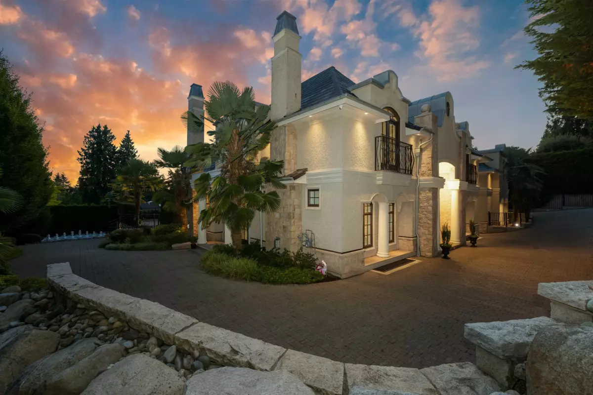 Living Room Photo of 2912 Mathers Avenue, West Vancouver, BC