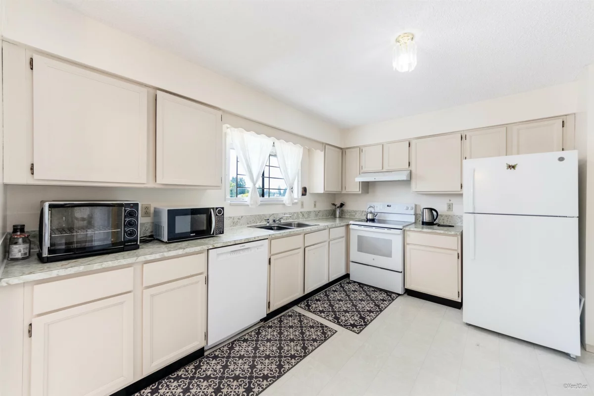 Family Room Photo of 1632 Como Lake Avenue, Coquitlam, BC