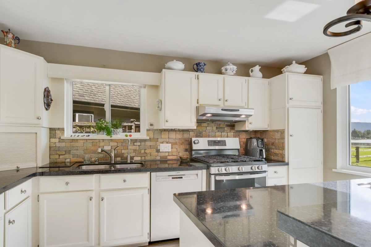 Guest Bathroom Photo of 35042 Sward Road, Mission, BC