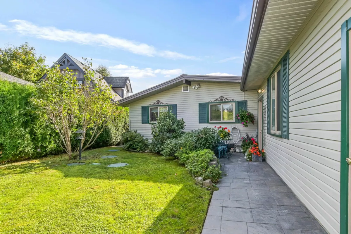Living Room Photo of 35042 Sward Road, Mission, BC