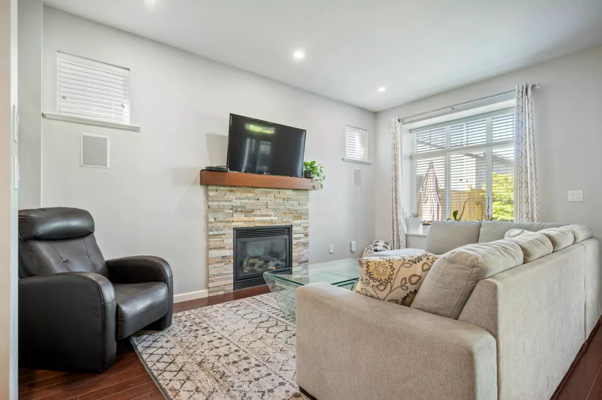 Breakfast Nook Photo of 6867 208a Street, Langley, BC