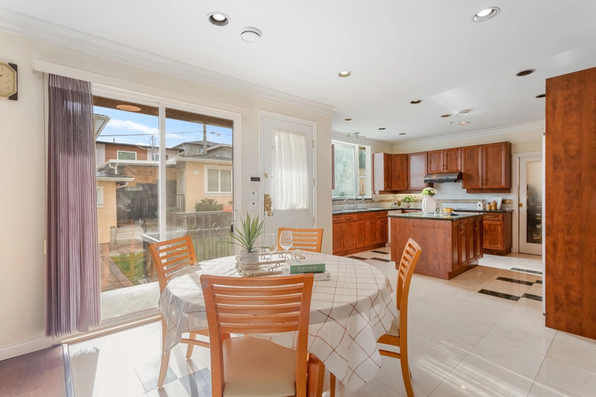 Walk-In Closet Photo of 1088 W 42nd Avenue, Vancouver, BC
