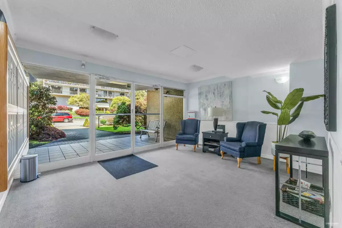 Backyard Photo of 101 1750 Esquimalt Avenue, West Vancouver, BC