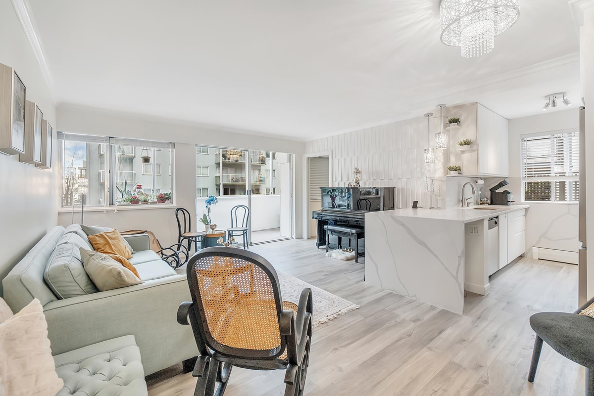 Dining Area Photo of 101 1750 Esquimalt Avenue, West Vancouver, BC