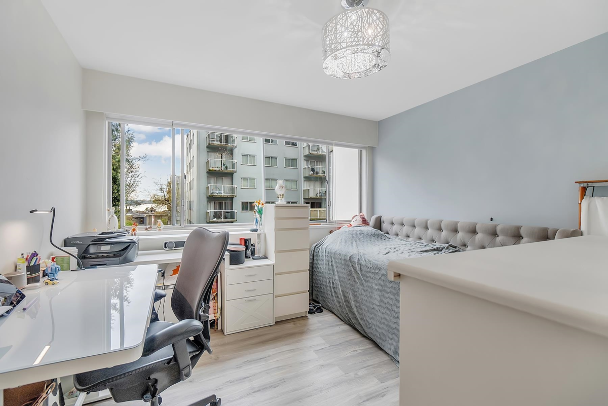 Entry Foyer Photo of 101 1750 Esquimalt Avenue, West Vancouver, BC