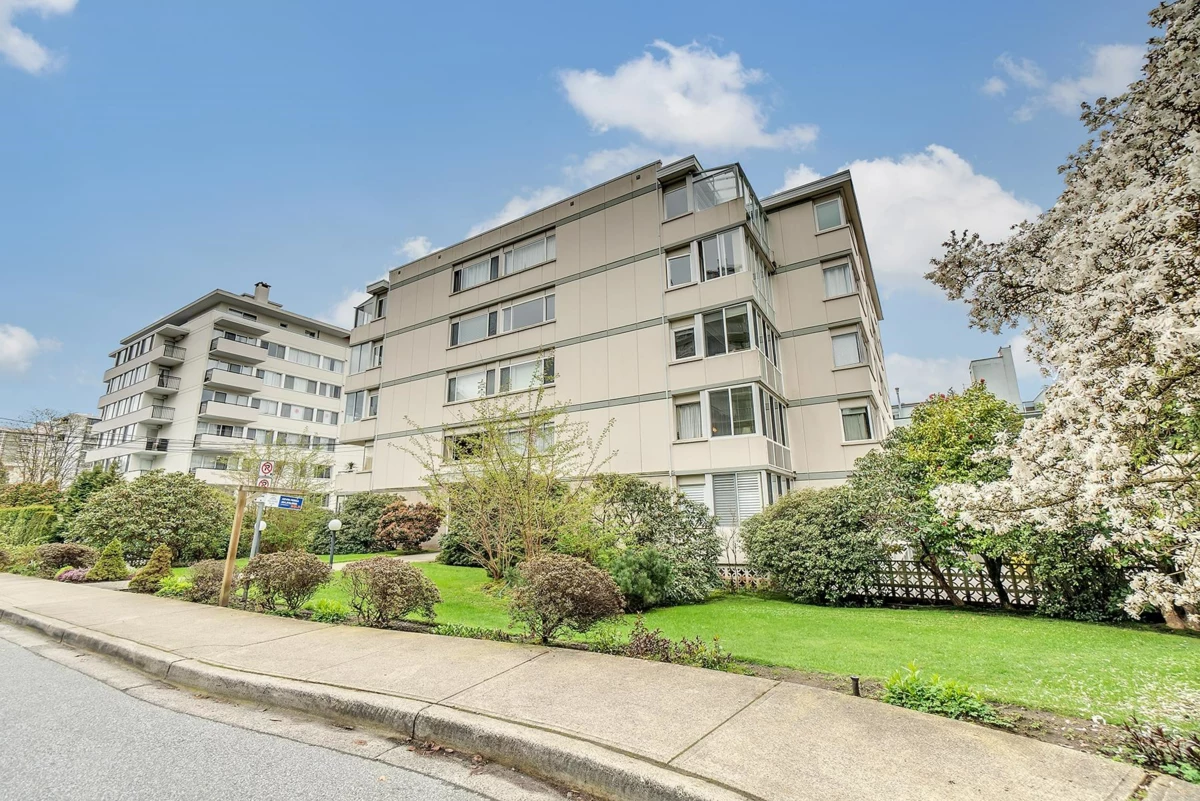Family Room Photo of 101 1750 Esquimalt Avenue, West Vancouver, BC