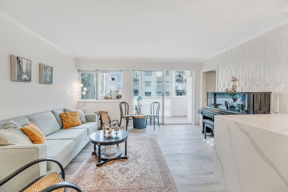 Kitchen Island Photo of 101 1750 Esquimalt Avenue, West Vancouver, BC
